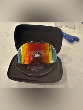 Pit Viper The Synthesizer Sunglasses
Carbon Fiber Frame with Case and Spare
Lens